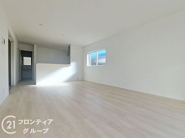 【リビング】LDKには大きな窓からたくさんの光が入り、明るく、開放的な空間を演出してくれます。お友達が遊びに来た時も自慢のリビングになりますね!