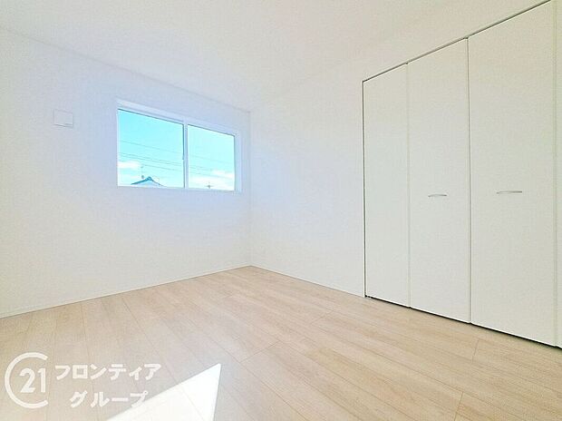 【寝室】こちらのお部屋はバルコニーに面しており、日当たり、通風ともに良好です!