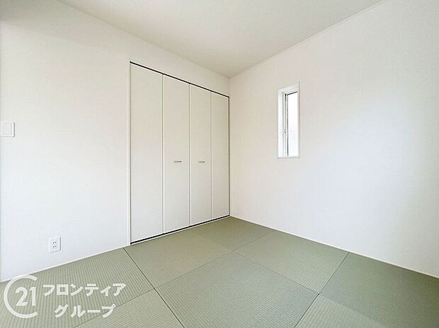 【子供部屋】伝統美と機能性を兼ね備えた和室は、やさしい畳の香りと調湿効果で快適。書斎や趣味のスペースとしても利用でき、ライフスタイルに合わせて多彩に活用できる、心地よい空間です。