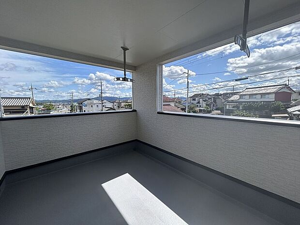 【バルコニー】ゆったりとした広さが魅力の屋根付きバルコニー。家族分の洗濯物や布団を一度に干せるだけでなく、グリーンを置いて趣味空間としても活用できます。日常にリラックスをもたらす気持ちのいい場所です。