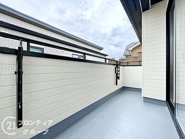 【バルコニー】日当たりの良いバルコニーは、お洗濯が多いときも安心。たくさん干してもカラっと乾きそうです！