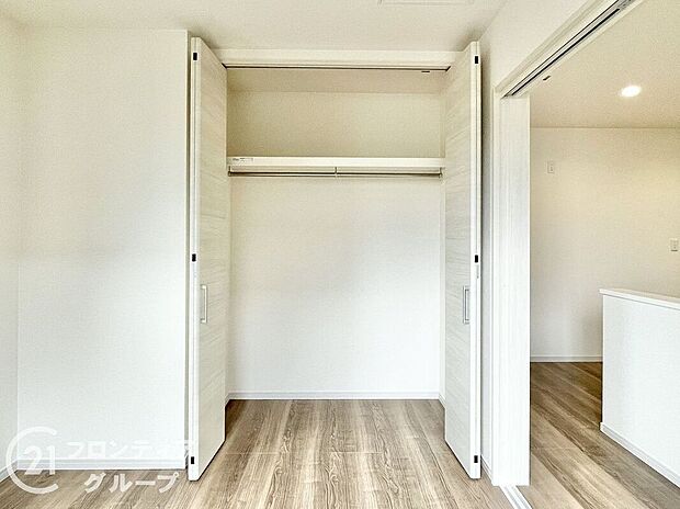 【収納】すっきりと片付けられる便利な収納スペース。衣類や季節用品などを効率よく整理でき、暮らしの快適さがアップします。居室の広さを活かし、ライフスタイルに合わせた使い方ができるのが魅力です。