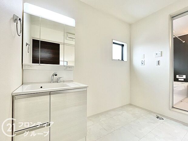 【洗面】曇り止めヒーター付きのミラーキャビネットを採用しております。ミラーの内側がすべて収納スペースになっているので、スタイリング剤や歯ブラシなどの収納に便利ですね。