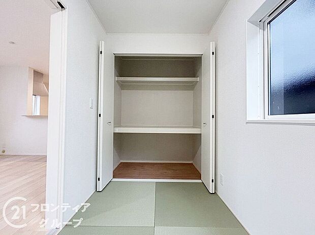 【収納】整理整頓がしやすく、暮らしをサポートする収納スペース。日常使いの小物から大きな荷物までしっかり収まり、空間を有効活用できます。家族の暮らしをよりスマートに演出してくれる心強いスペースです。