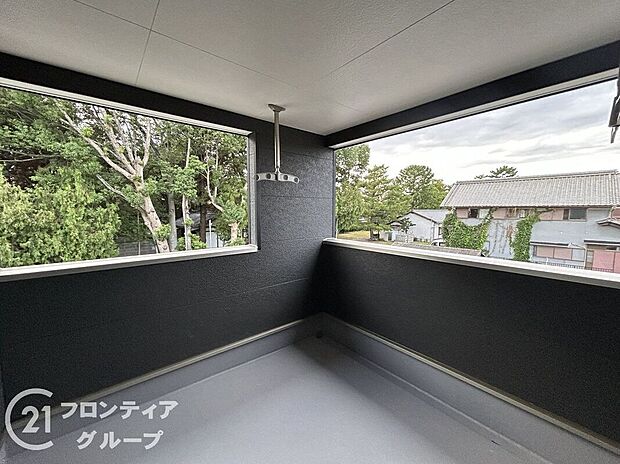 【バルコニー】ゆったりとした広さが魅力の屋根付きバルコニー。家族分の洗濯物や布団を一度に干せるだけでなく、グリーンを置いて趣味空間としても活用できます。日常にリラックスをもたらす気持ちのいい場所です。