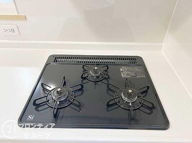 【その他設備】使い勝手のよい三つ口コンロです。ビルトインコンロで吹きこぼれのお掃除もらくらく