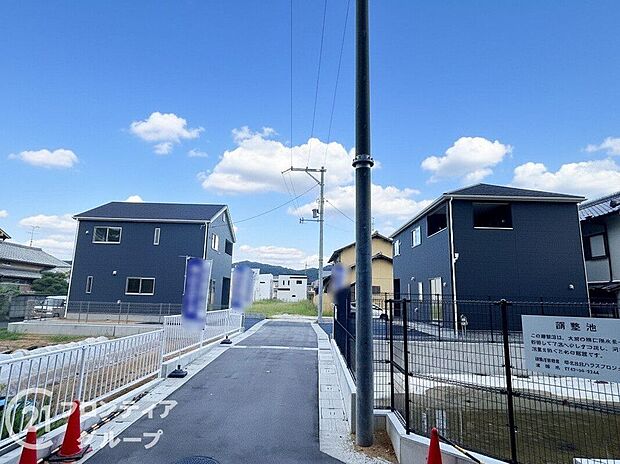 【外観】外壁は、汚れにくくメンテナンスのしやすいサイディング材を採用!色あせや日焼けが目立ちにくく、メンテナンス費用も軽減できます。また、ひび割れや破損に強いので安心してお住まいして頂けますね。