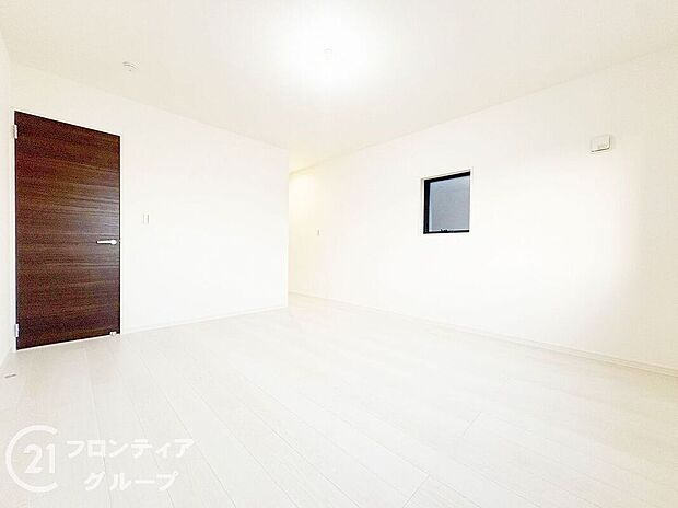 【子供部屋】明るく清潔感のある子供部屋は、木のぬくもりを感じる床材で安心感も◎。勉強や遊びに集中できる落ち着いた空間が、健やかな成長をサポートしてくれます。自然光が差し込み、さらに快適な環境が整っています。