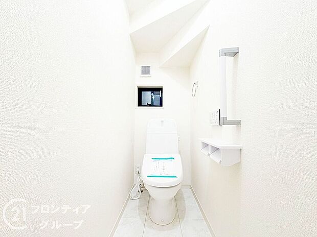 【トイレ】明るく手入れのしやすいトイレは、生活感を抑えたデザインが魅力。来客時も気持ちよく使ってもらえる清潔感と、機能性を兼ね備えた空間です。