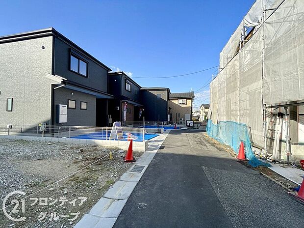 【前面道路含む外観】前面道路は見通しもよく、車の出入りや歩行も安心な住環境。交通量が少なめで静かな住まいをお探しの方にもぴったりです。お子様の通学やお散歩など、暮らしの中で安心を感じられる立地が魅力となっています。