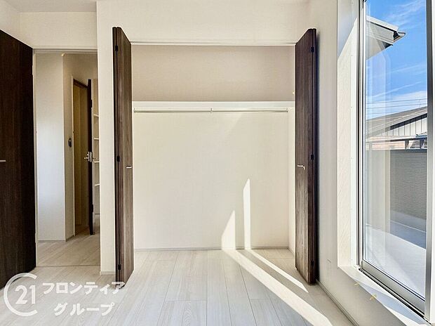 【収納】暮らしをサポートする収納スペース付きの居室。衣替えや生活用品のストック管理もスムーズで、部屋全体がすっきりと見えます。機能性とデザイン性を両立した快適な空間です。