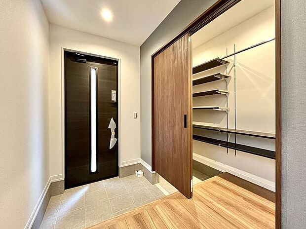 【その他】【施工例/シューズクローク】広いシューズクロークで玄関がすっきり。スノーボード、キャンプ用品などの大型荷物もしまえます。また通り抜けができる為、靴が散らかないのも魅力◎