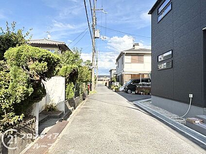 前面道路含む外観