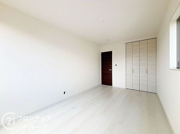 【子供部屋】明るい日差しが差し込む子供部屋は、遊びや学習など多目的に使える快適空間。成長に合わせて自由にレイアウトでき、家族のライフスタイルに柔軟に対応できる魅力的な一部屋です。