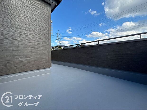 【バルコニー】日当たりの良いバルコニーは、お洗濯が多いときも安心！たくさん干してもカラっと乾きそうです！