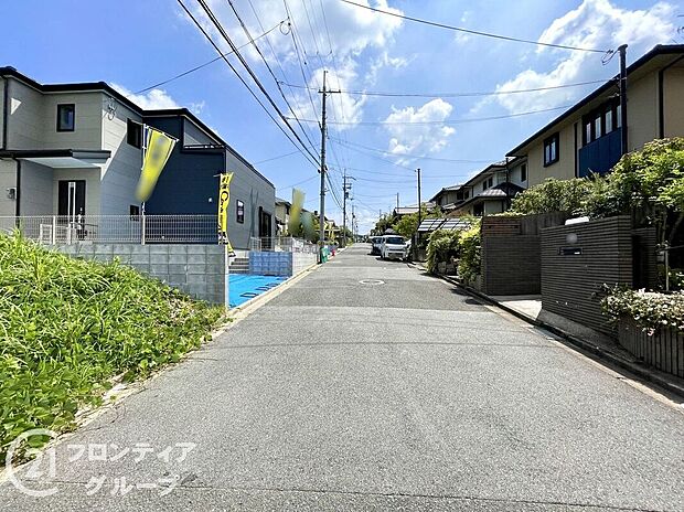 【前面道路含む外観】前道の様子です