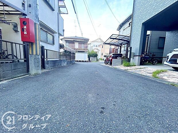 【前面道路含む外観】現地ご案内とともに住宅ローンのご相談も承ります！実際の道路幅や雰囲気は、ぜひ一緒に現地で確認いたしましょう