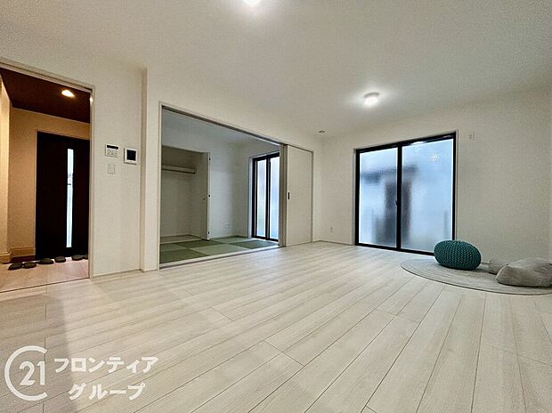 【リビング】沢山の光が差し込む明るいリビングは、開放的で心地よい空間です。自然と家族が集まり幸せな時間が流れます。