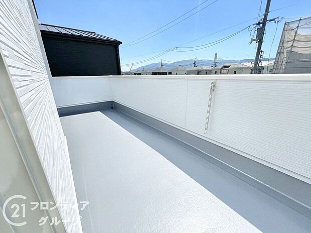 【バルコニー】開放感あふれる広々としたバルコニーは、テーブルやチェアを置いてくつろぎ空間としても活用可能。洗濯物もしっかり干せて、眺望や陽当たりも良好。暮らしにゆとりをプラスする魅力的なスペースです。