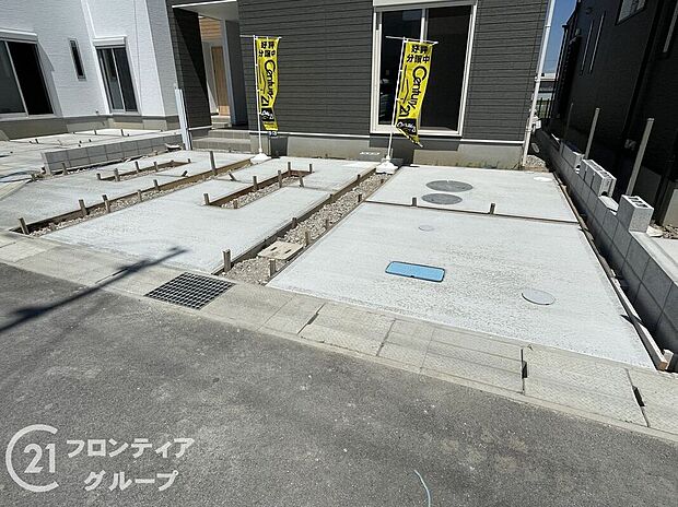 【駐車場】駐車場は広々としており、車の出入りがスムーズで使いやすいです。整然とした環境が保たれ、安心して日常的に利用でき、生活の利便性が高まり、駐車スペースの管理も行き届いています。