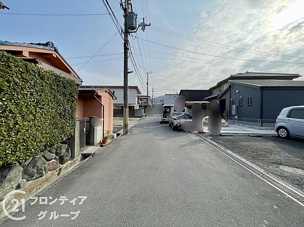 【前面道路含む外観】現地写真更新！現地ご案内とともに住宅ローンのご相談も承ります！実際の道路幅や雰囲気は、ぜひ一緒に現地で確認いたしましょう