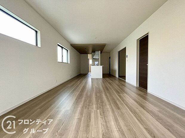 【リビング】LDKには大きな窓からたくさんの光が入り、明るく、開放的な空間を演出してくれます。お友達が遊びに来た時も自慢のリビングになりますね！