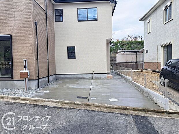 【駐車場】2台駐車可能な駐車場でご家族の車も安心して停められます