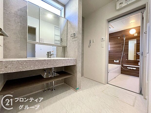 【洗面】小窓付きの洗面室は、毎朝心地よい光を運んでくれるので、すがすがしい気持ちで１日をスタートできます！