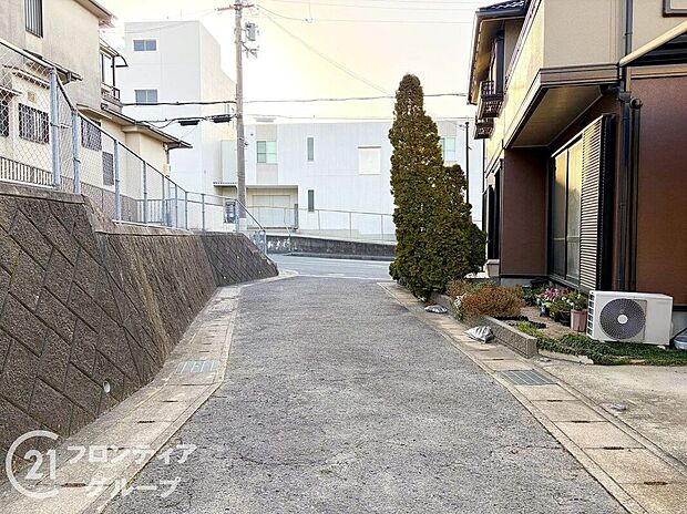 【前面道路含む外観】現地写真更新!現地ご案内とともに住宅ローンのご相談も承ります!実際の道路幅や雰囲気は、ぜひ一緒に現地で確認いたしましょう