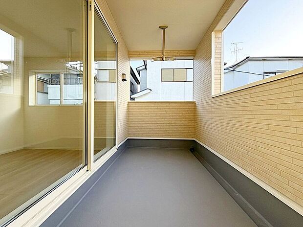 【バルコニー】日当たりの良いバルコニーは、お洗濯が多いときも安心。たくさん干してもカラっと乾きそうです!