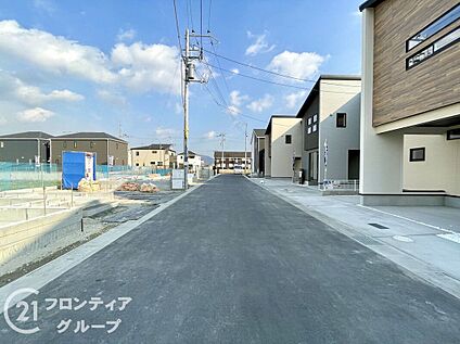 前面道路含む外観