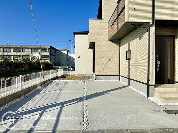 【駐車場】駐車場の広さが魅力で、車の出し入れがスムーズに行えます