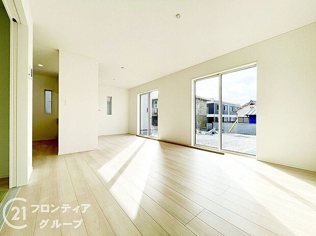 【リビング】LDKには大きな窓からたくさんの光が入り、明るく、開放的な空間を演出してくれます。お友達が遊びに来た時も自慢のリビングになりますね!