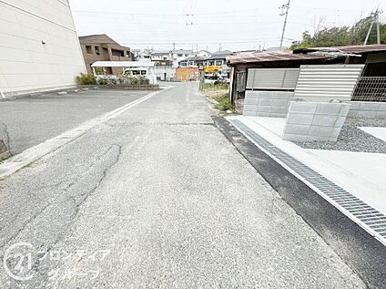 前面道路含む外観