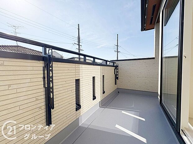 【バルコニー】日当たりの良いバルコニーは、お洗濯が多いときも安心。たくさん干してもカラっと乾きそうです！