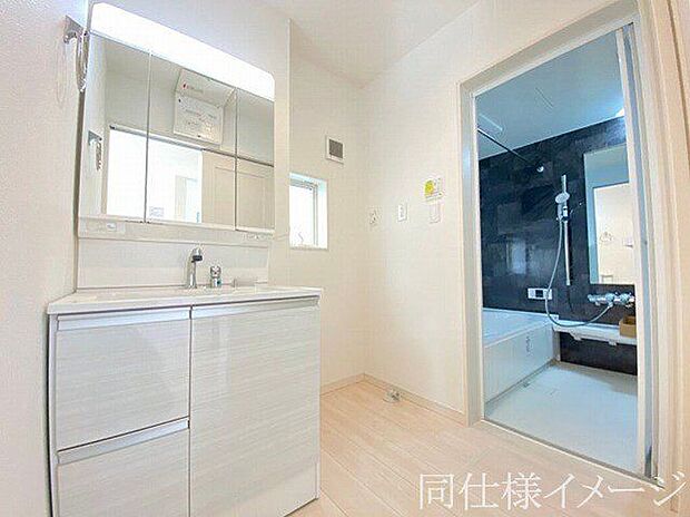 【同仕様画像 (その他内観)】\同仕様写真/収納たっぷりのキャビネットは、使いやすく清潔感のある洗面室に!