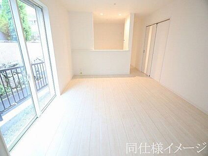 同仕様画像 (リビング)