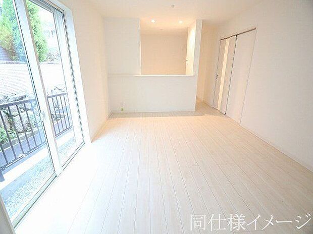 【同仕様画像 (リビング)】\同仕様写真/高耐久でコストパフォーマンスに優れたフローリングを採用したリビングです!擦り傷やへこみ傷に強く、ワックスフリーでお手入れも簡単