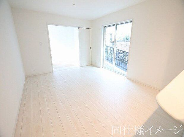 【同仕様画像 (リビング)】\同仕様写真/沢山の光が差し込む明るいリビングは、開放的で心地よい空間です。自然と家族が集まり幸せな時間が流れます。