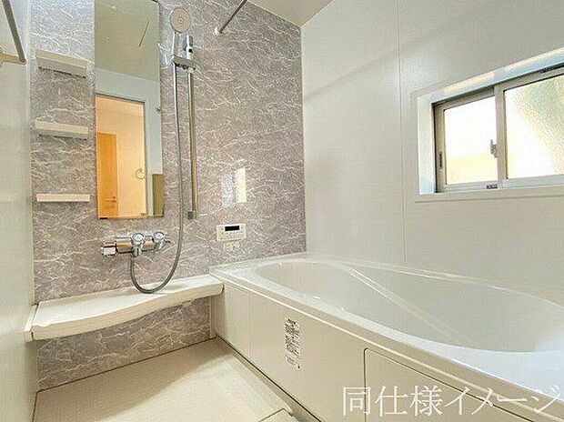 【同仕様画像　（バス）】＼同仕様写真／温めたお湯の熱を逃しにくい断熱浴槽！半身浴がしやすいベンチ型形状なので、お子様との入浴や、さまざまな入浴スタイルに便利です！