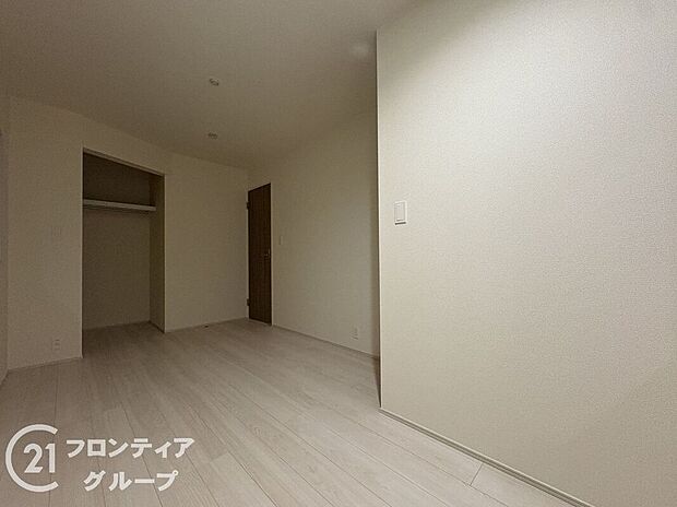 【寝室】こちらのお部屋はバルコニーに面しており、日当たり、通風ともに良好です！お布団などもサッと干せて便利ですね！