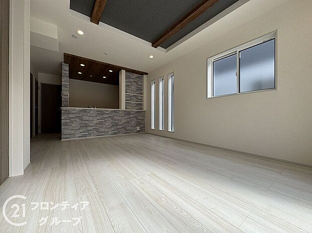 【リビング】天井の中央部分を周囲より一段高くとった折上天井です。開放感があり、部屋が広く感じます!