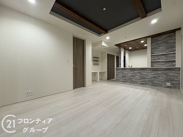 【リビング】LDKには大きな窓からたくさんの光が入り、明るく、開放的な空間を演出してくれます。お友達が遊びに来た時も自慢のリビングになりますね！