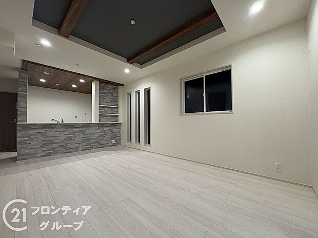 【リビング】天井の中央部分を周囲より一段高くとった折上天井です。開放感があり、部屋が広く感じます！