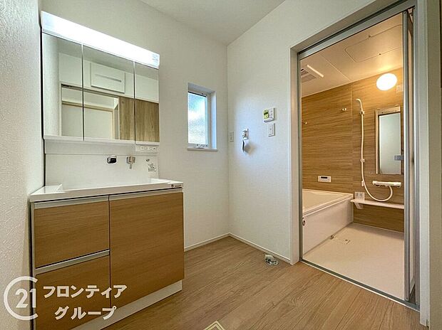 【洗面】小窓付きの洗面室は、毎朝心地よい光を運んでくれるので、すがすがしい気持ちで１日をスタートできます！また、１坪以上の広い空間です！