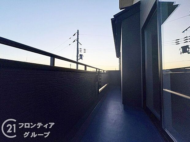 【バルコニー】日当たりの良いバルコニーは、お洗濯が多いときも安心。たくさん干してもカラっと乾きそうです！