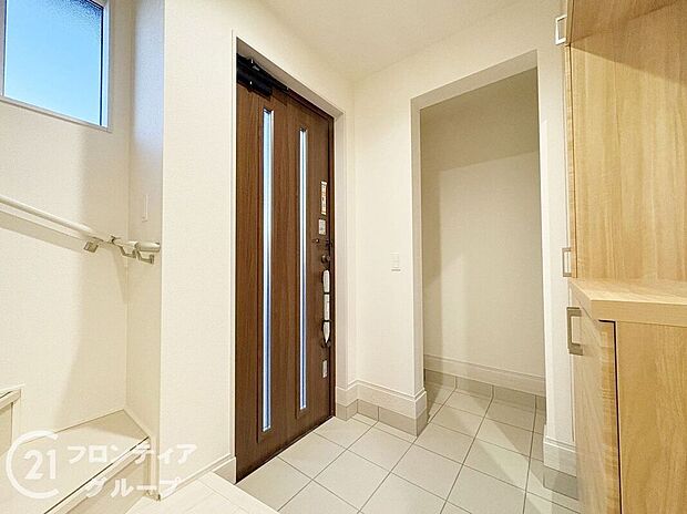 【玄関】素敵なデザインの玄関ドアは、断熱性に優れた省エネ仕様