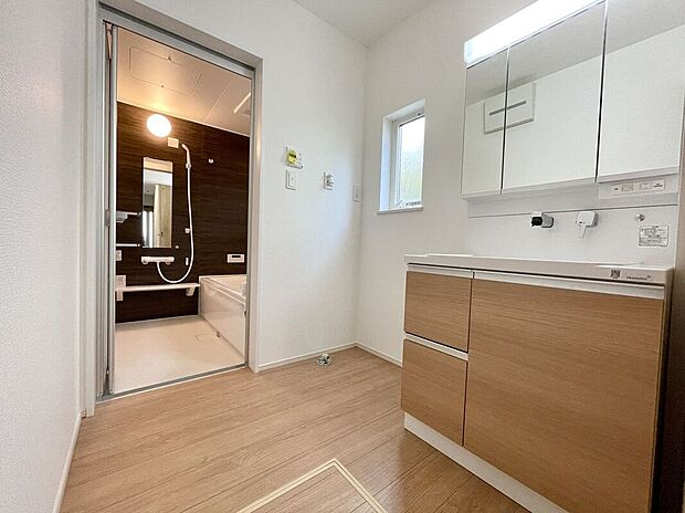 【洗面】小窓付きの洗面室は、毎朝心地よい光を運んでくれるので、すがすがしい気持ちで１日をスタートできます！また、１坪以上の広い空間です！