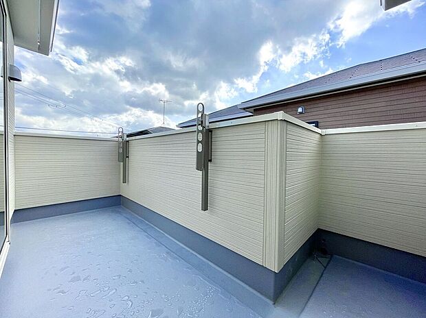 【バルコニー】日当たりの良いバルコニーは、お洗濯が多いときも安心！たくさん干してもカラっと乾きそうです！