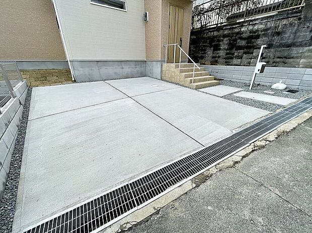 【駐車場】広々としたスペースで車の出し入れがスムーズに行えます。